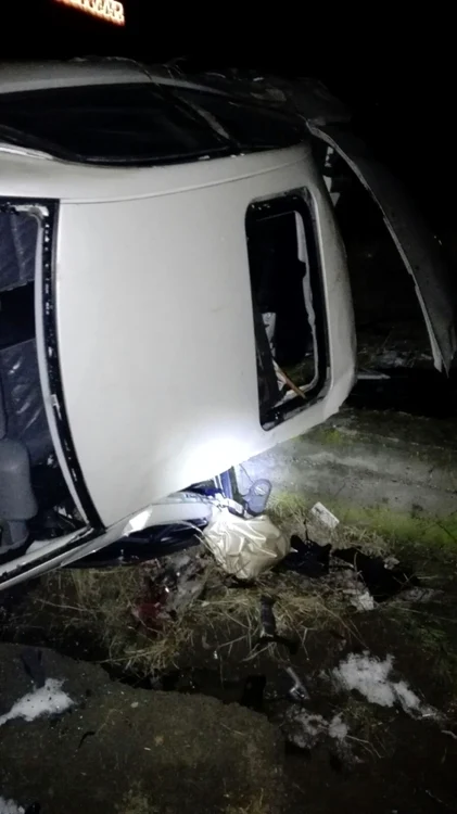 Echipajele de intervenţie au găsit autoturismul răsturnat. (Foto: ISU Olt)