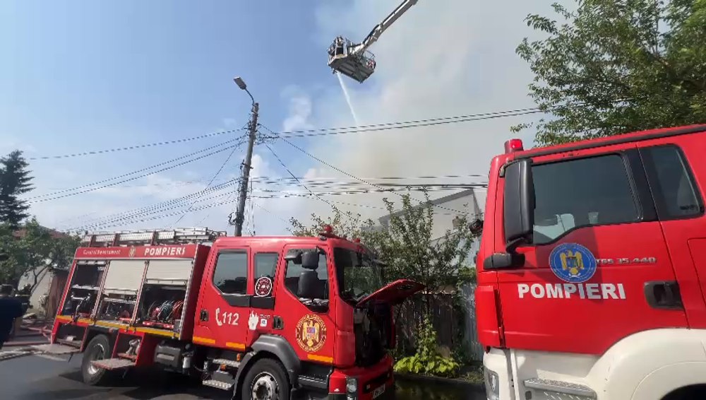 Incendiu de proporții în București: șase case, cuprinse de flăcări FOTO VIDEO