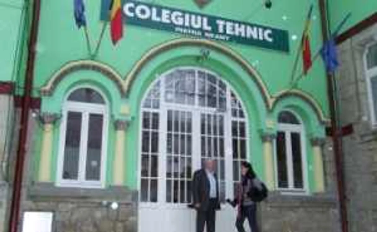 Mama fetei a fost şocată de incident, mai ales că nu ştia nimic de relaţia fiicei sale