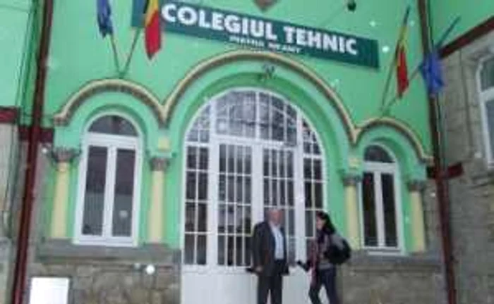 Mama fetei a fost şocată de incident, mai ales că nu ştia nimic de relaţia fiicei sale