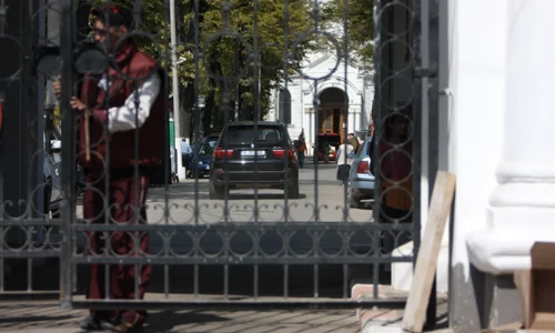 Autoritățile au decis să permită contra cost intrarea oricărei mașini în cimitir jpeg