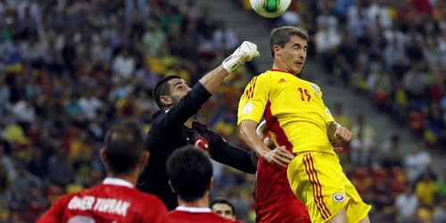  Volkan Demirel si Bogdan Stancu in meciul Romania Turcia FOTO Reuters