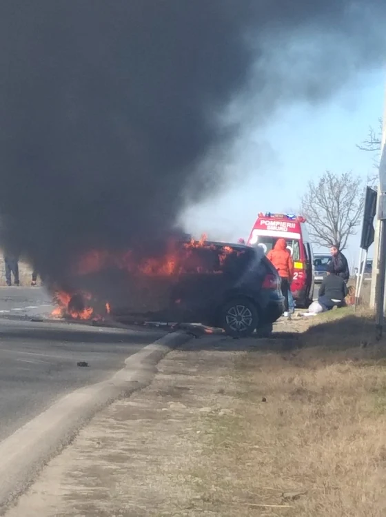 O maşină a luat foc la intrare în localitatea Osica de Sus FOTO: Facebook/Info Trafic Slatina