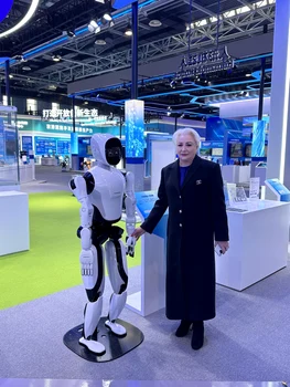 Viorica Dăncilă s-a fotografiat cu roboți la un târg tehnologic din Beijing FOTO: Facebook/ Viorica Dăncilă