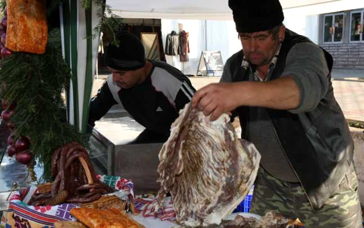 Nimic nu se cumpără fără a fi gustat şi... negociat! Foto: Corina Tătaru