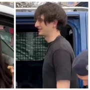 Un tânăr a intrat cu mașina în trei autoturisme parcate la Curtea de Apel, iar o tânără care-l însoțea a provocat scandal FOTO captură video 