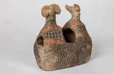 Vasul antropo-zoomorf neolitic de la Vădastra (© Muzeul Naţional de Istorie a României)