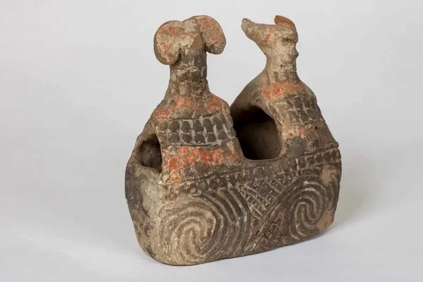 Vasul antropo-zoomorf neolitic de la Vădastra (© Muzeul Naţional de Istorie a României)