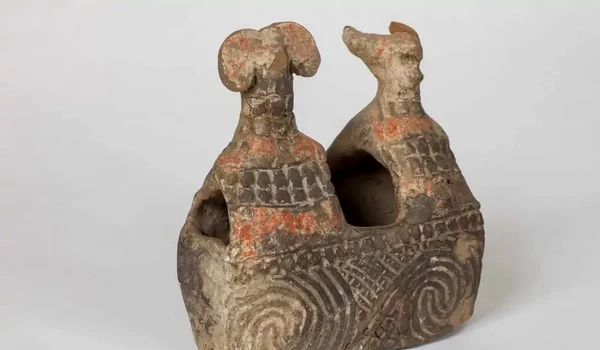 Vasul antropo-zoomorf neolitic de la Vădastra (© Muzeul Naţional de Istorie a României)