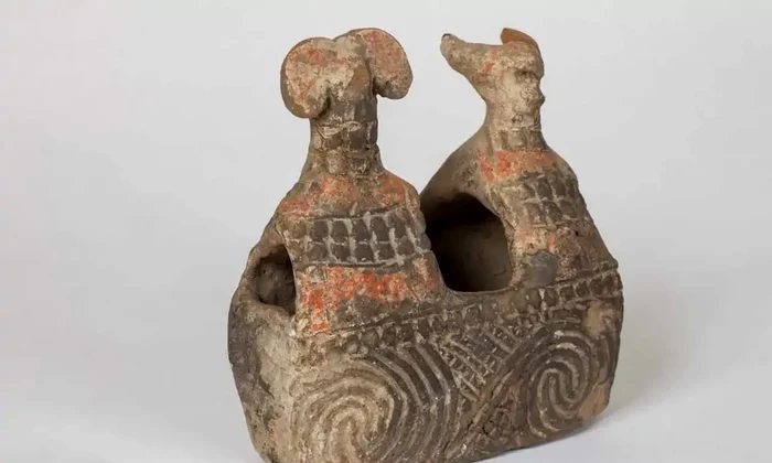Vasul antropo-zoomorf neolitic de la Vădastra (© Muzeul Naţional de Istorie a României)