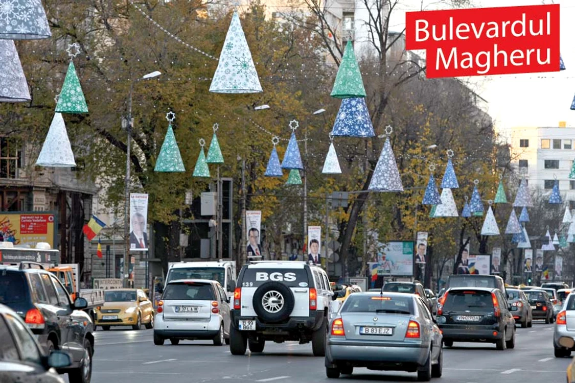 
    Sute de lampadare  colorate au fost  suspendate  deasupra străzii  