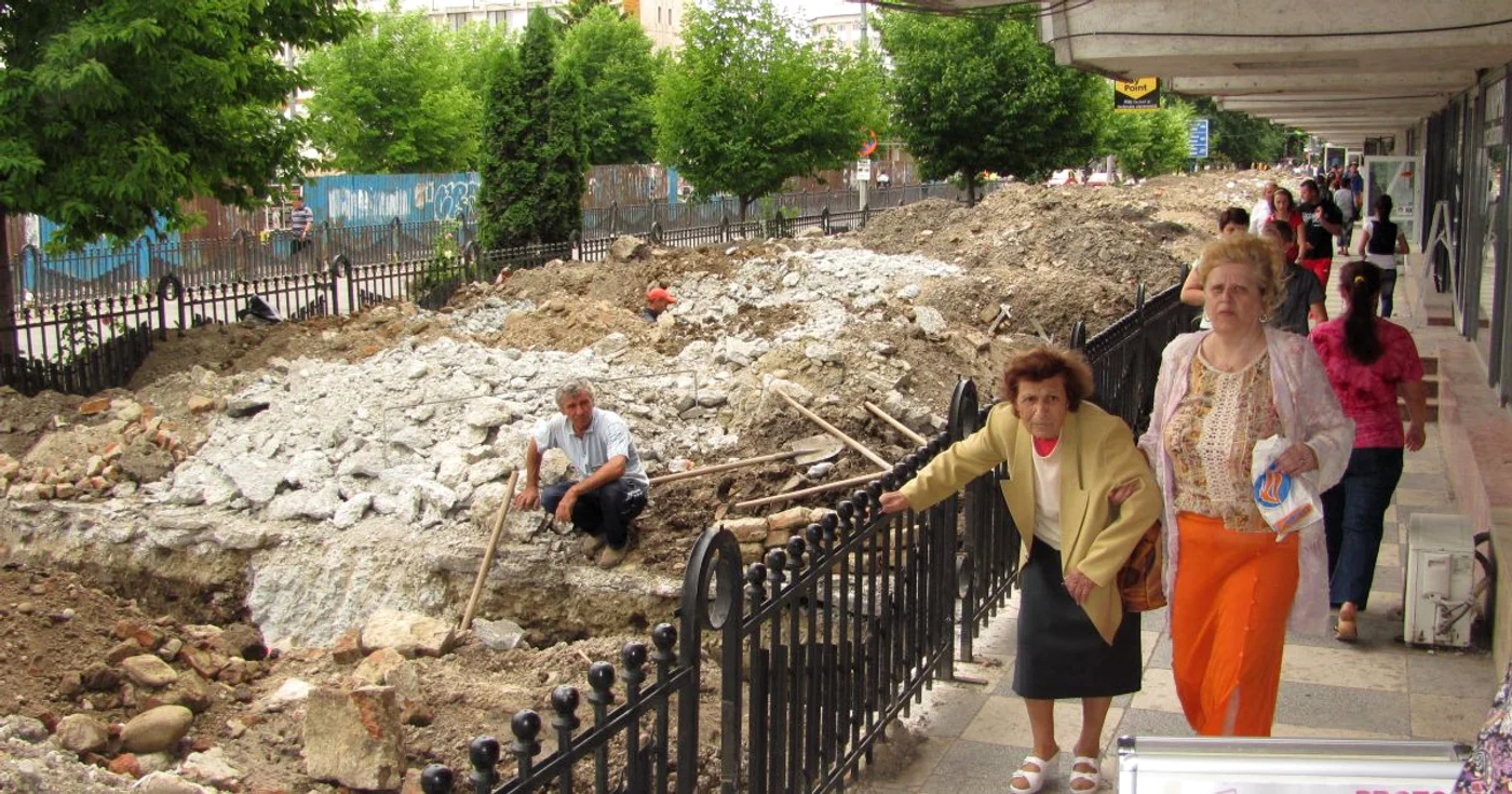 Pietonii sunt nevoiţi să escaladeze garduri întrucât trotuarele au fost închise.