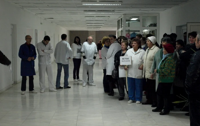 În această dimineaţă personalul spitalului a protestat din nou. FOTO: ADEVĂRUL. D.G.