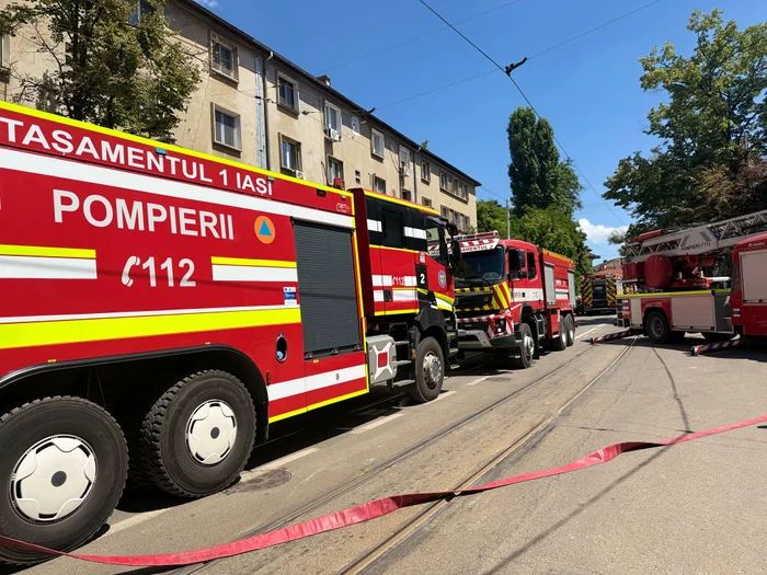 Pompierii acționează pentru ecvacuarea fumului din clădire. FOTO ISU Iași