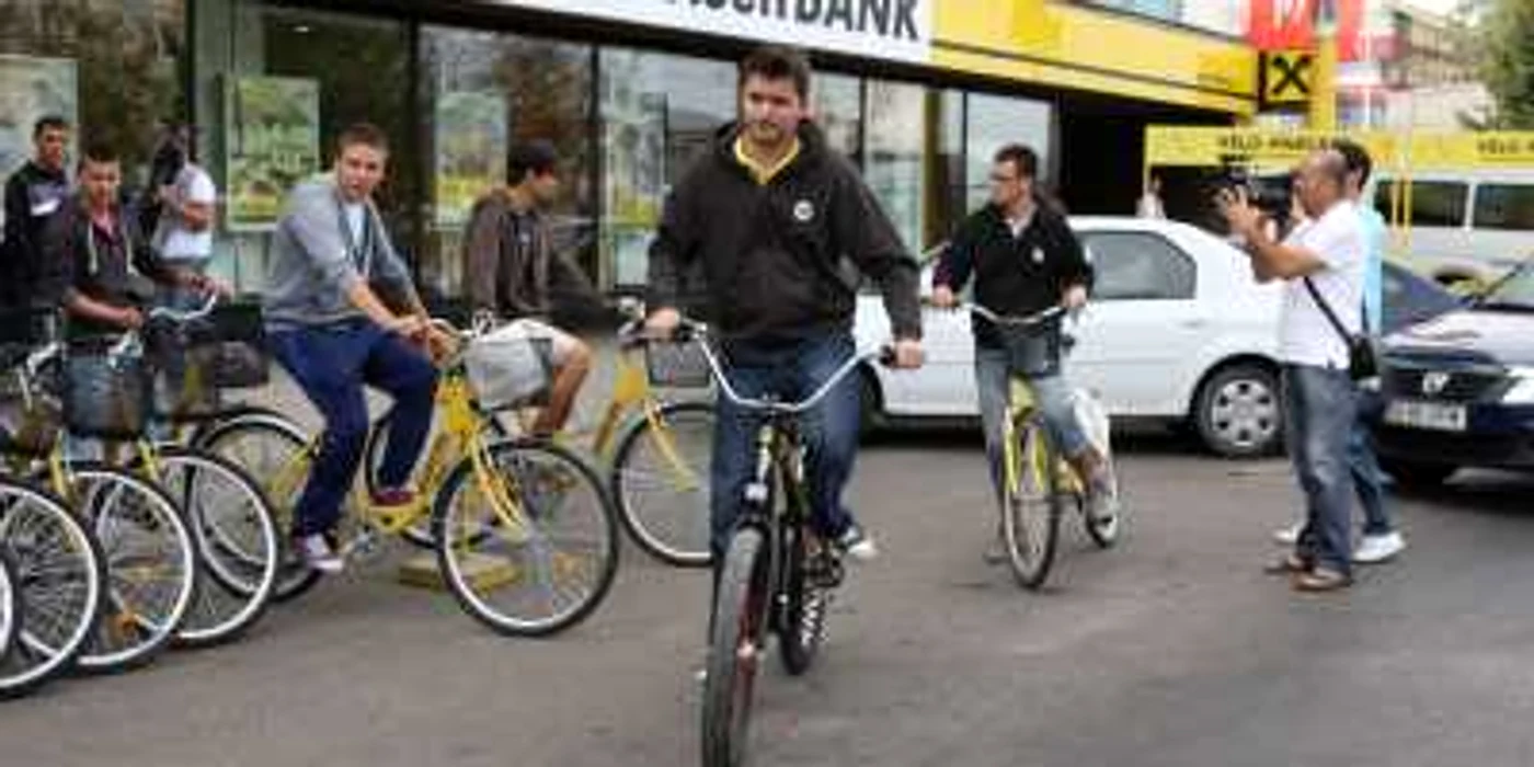 Bicicliştii au plecat într-un tur al oraşului