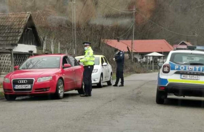 Şoferii care traversează satul Topliţa sunt verificaţi de poliţişti şi jandarmi. FOTO: Prefectura Hunedoara.