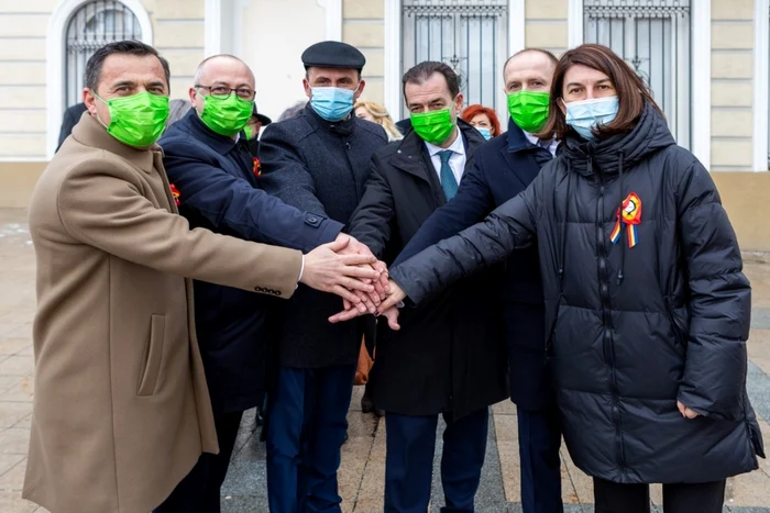 Ludovic Orban alături de mai mulţi deputaţi FOTO Arhivă personală / Facebook Orban