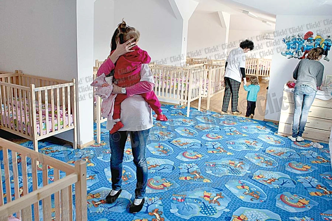La creşă au fost înscrişi  doar cinci copii, astfel  că fiecare are parte de  câte o îngrijitoare (Fotografii: Sever Gheorghe )