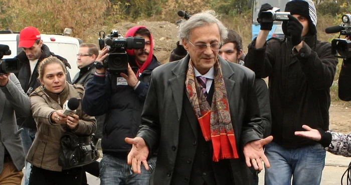 Vasile Astărăstoae, fotografiat şi filmat în 2011, atunci când a fost chemat la audieri la sediul DNA. Foto: Adevărul