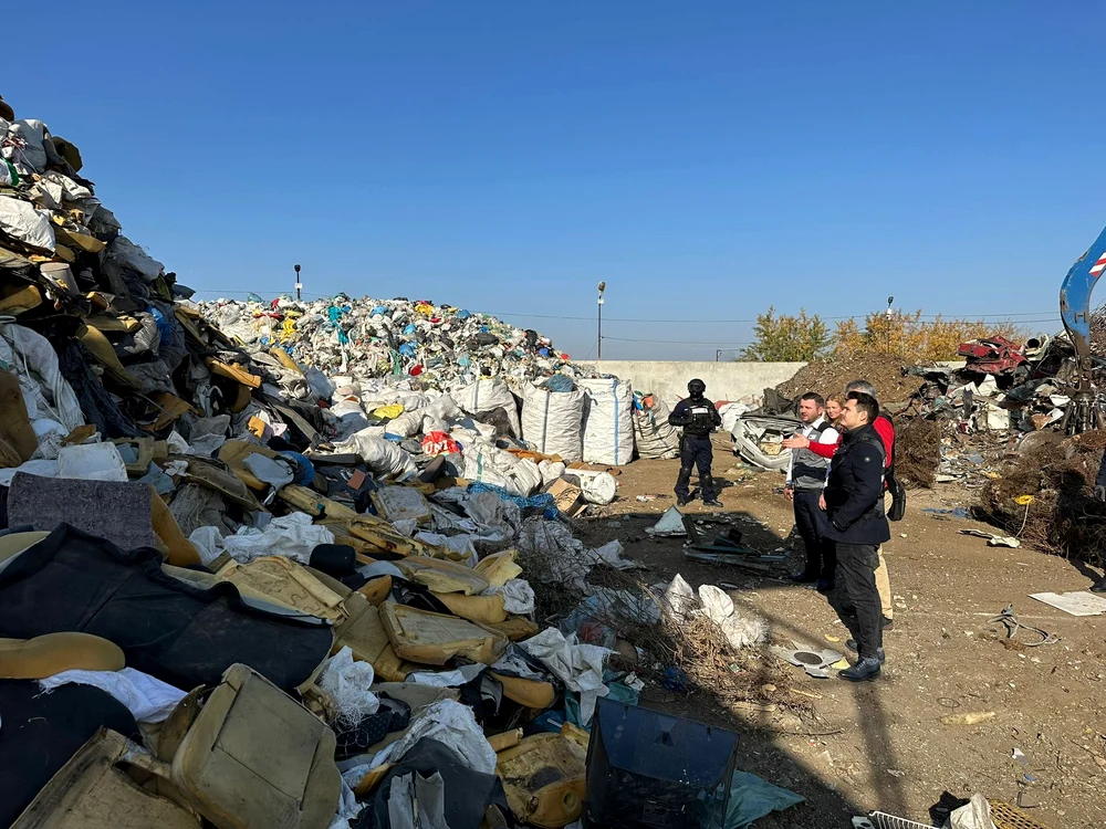 Munți de deșeuri la Slobozia Bradului FOTO: CGM