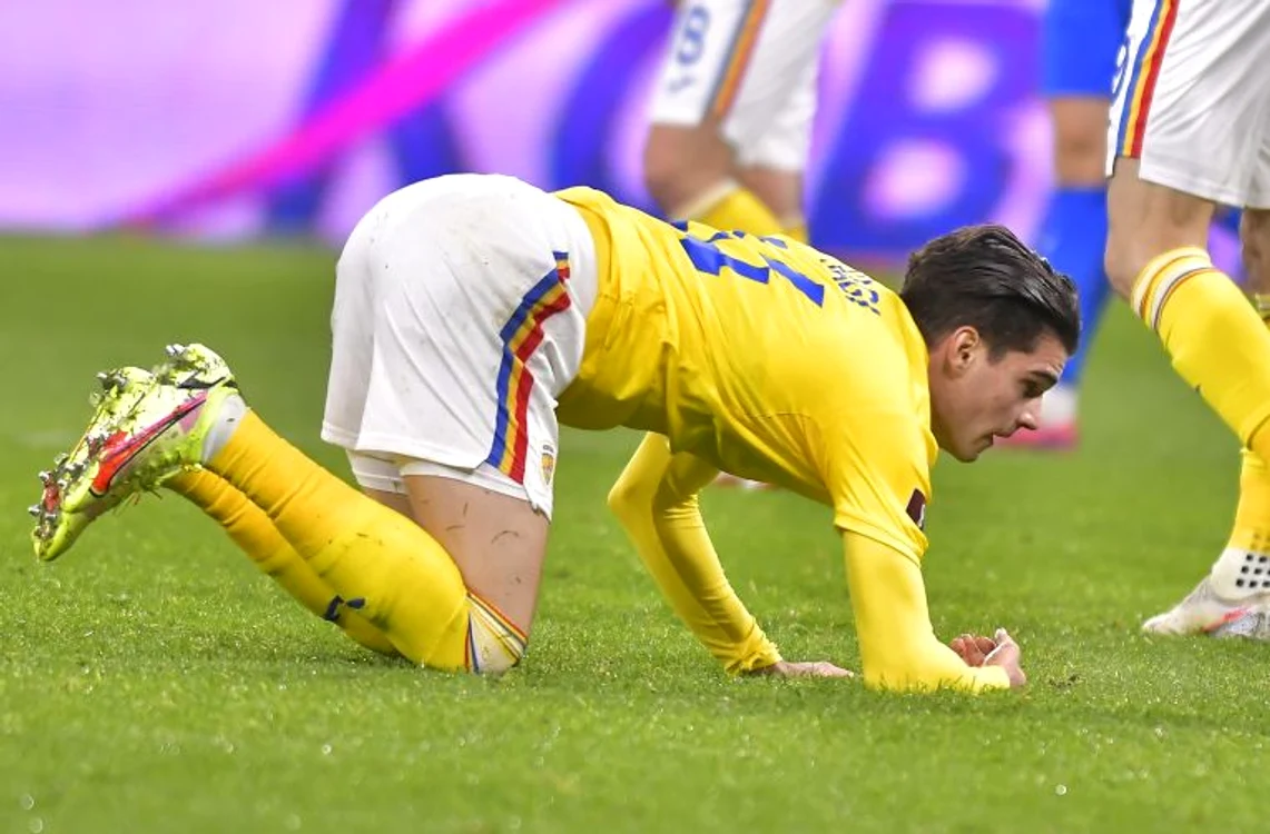 
    Ianis Hagi la pământ, la fel ca întreg fotbalul românescFOTO: Sportpictures.eu  