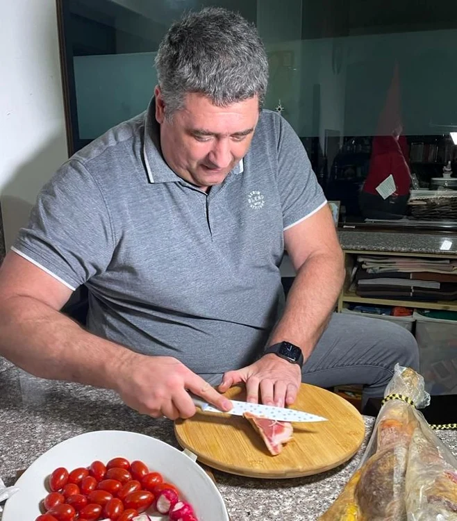 Alexandru Dedu se descurcă foarte bine în bucătărie