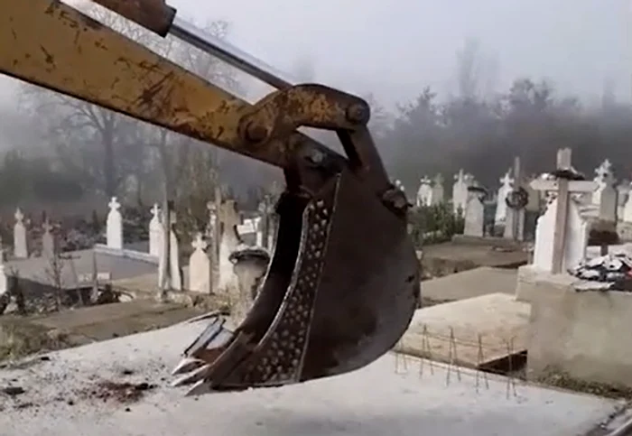 
    Preotul satului a dărâmat cu excavatorul cavoul ridicat ilegalfoto: captură video  