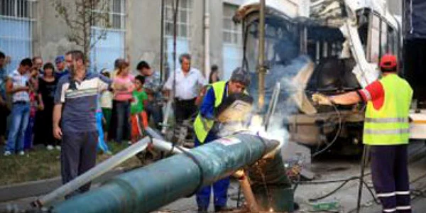 Timişoara: UPDATE Grav accident de tramvai: un vagon s-a izbit de un stâlp