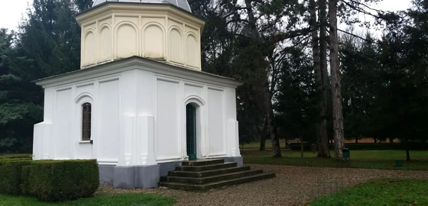 Incursiune la mormântul ascuns al Elenei Lupescu, femeia pentru care Carol al II-lea a renunţat la tronul României
