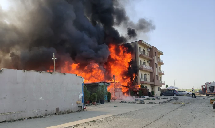 Incendiu la biserica din cartierul Tomis Plus FOTO: Călin Gavrilaș