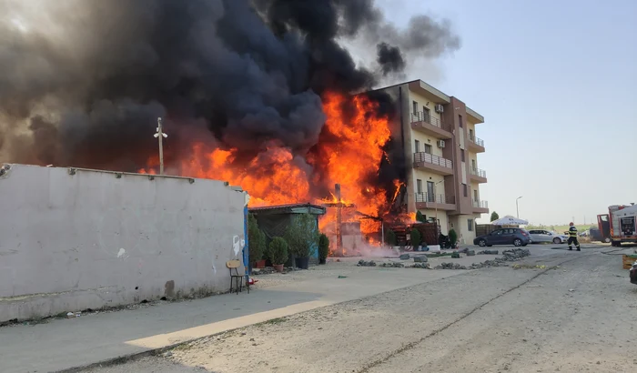 Flăcările au cuprins întreaga biserică foto: Călin Gavrilaș