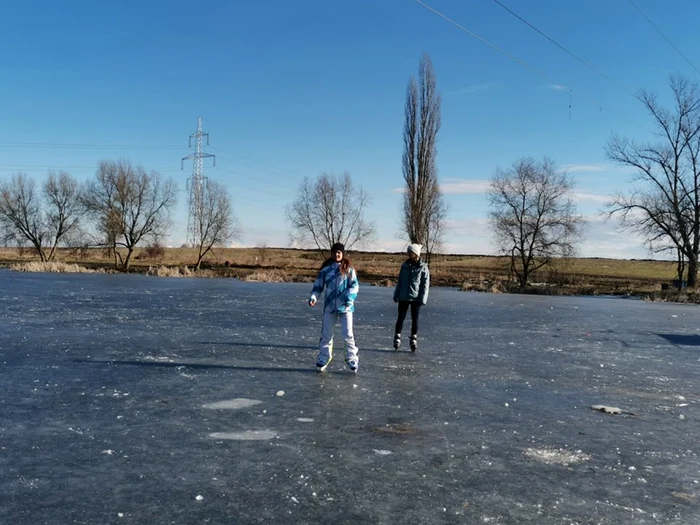 Lacul de lângă Timişoara a devenit patinoar natural FOTO Ş.Both