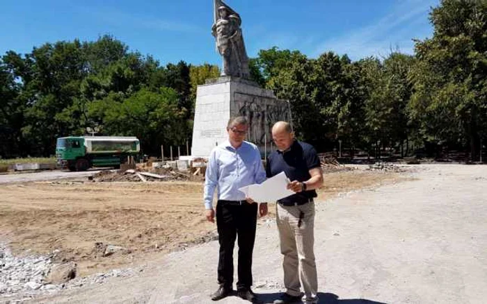 Viceprimarul Dan Diaconu şi Adrian Bere -şeful de la Mediu, pe şantier în Parcul Central din Timişoara FOTO Dan Diaconu/Facebook