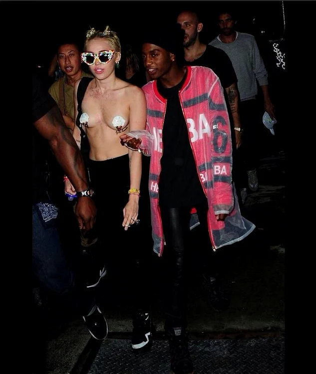 Miley şi prietenii s-au distrat la o petrecere sâmbătă seară