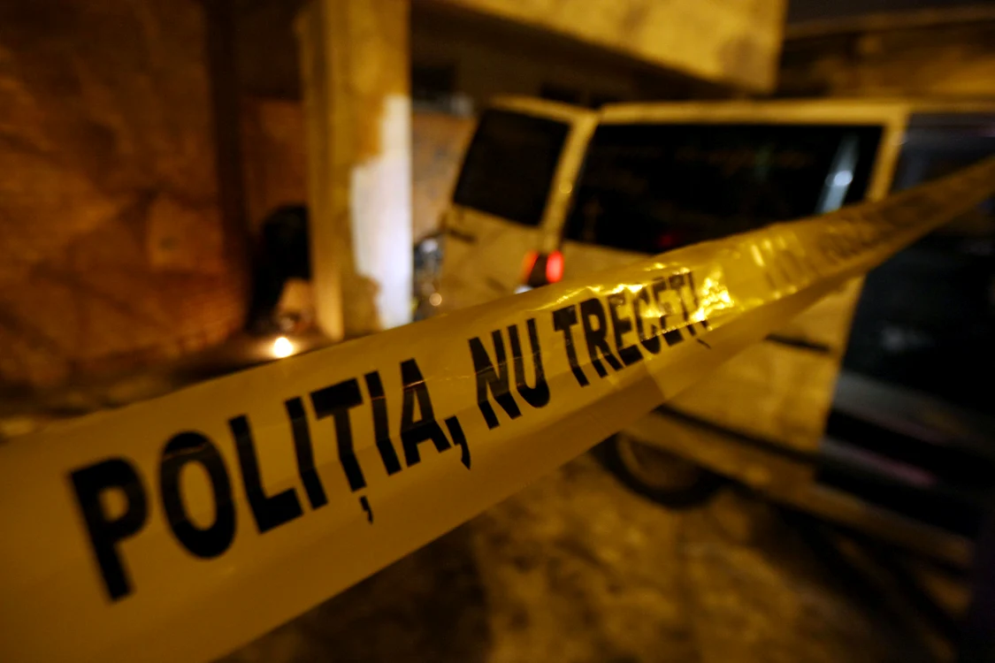
    Agresorul este căutat în continuare de poliţişti.  