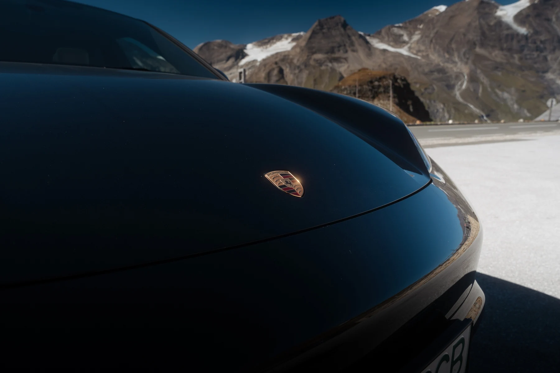 Sute de mașini Porsche din Rusia au încetat brusc să mai funcționeze. Care ar putea fi problema