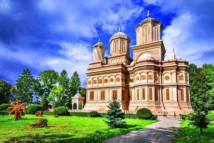 Mănăstirea Curtea de Argeș, unul dintre modelele pentru pavilionul românesc (foto: Shutterstock)