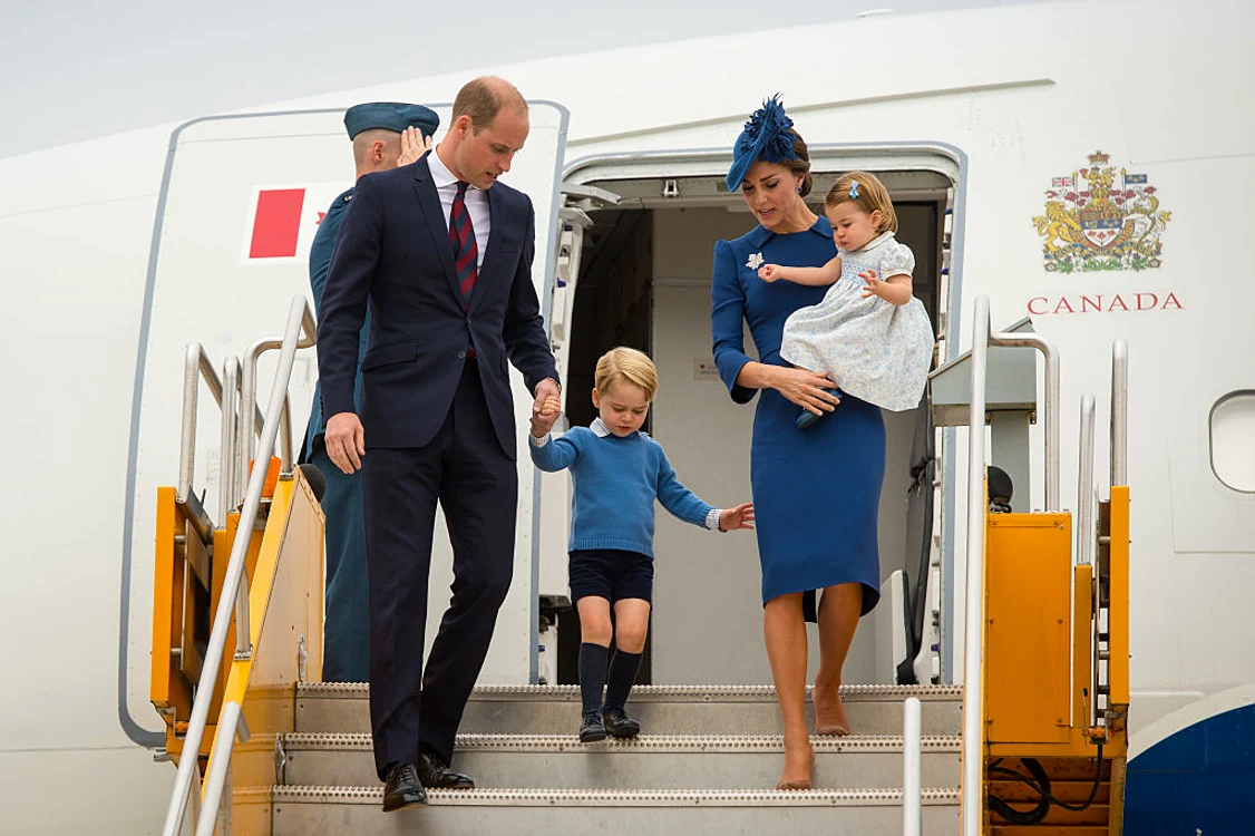 Charlotte și George își ajută mama în bucătărie