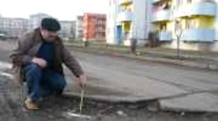 Groapa de pe strada Revoluţiei măsoară 20 de cm adâncime.