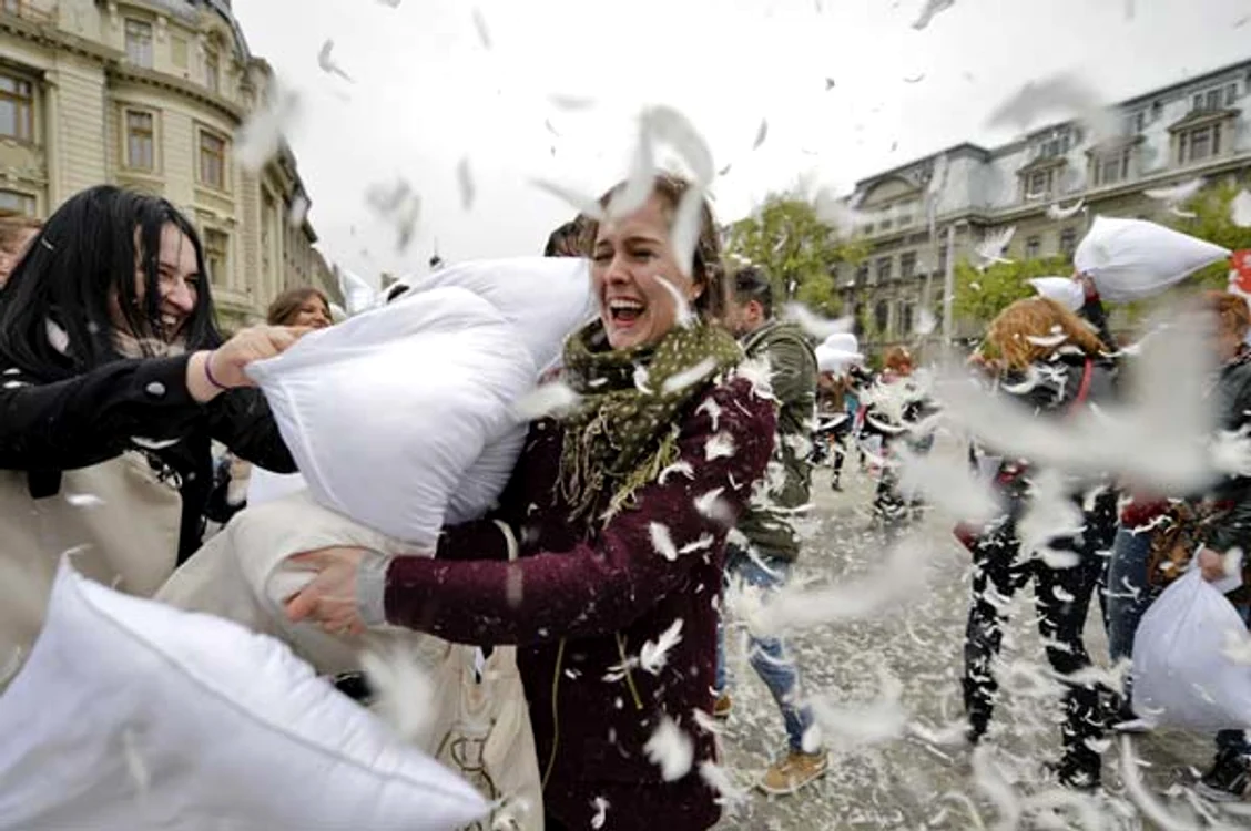 Cele mai ciudate legi din lume: bătaia cu pernele Foto: Click!
