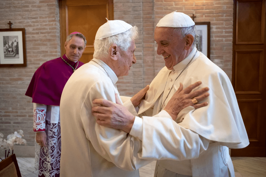 Cum evoluează starea fostului papă Benedict al XVI-lea. Îndemnul făcut de Papa Francisc