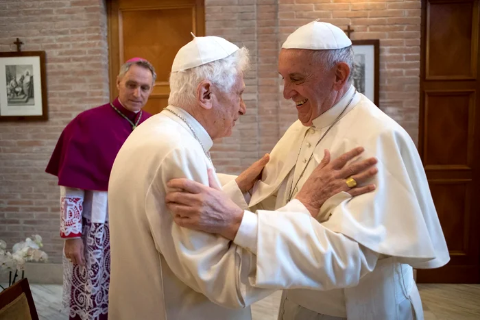 Papa Francisc și papa emerit Benedict al XVI-lea. FOTO Profimedia