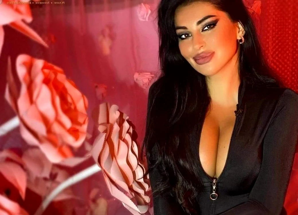 
    Elena îi urmărește pe Faimoșii de la Survivorfoto: Kanal  D  
