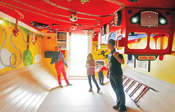 Casa  cu fundu-n  sus (fotografii: reuters)