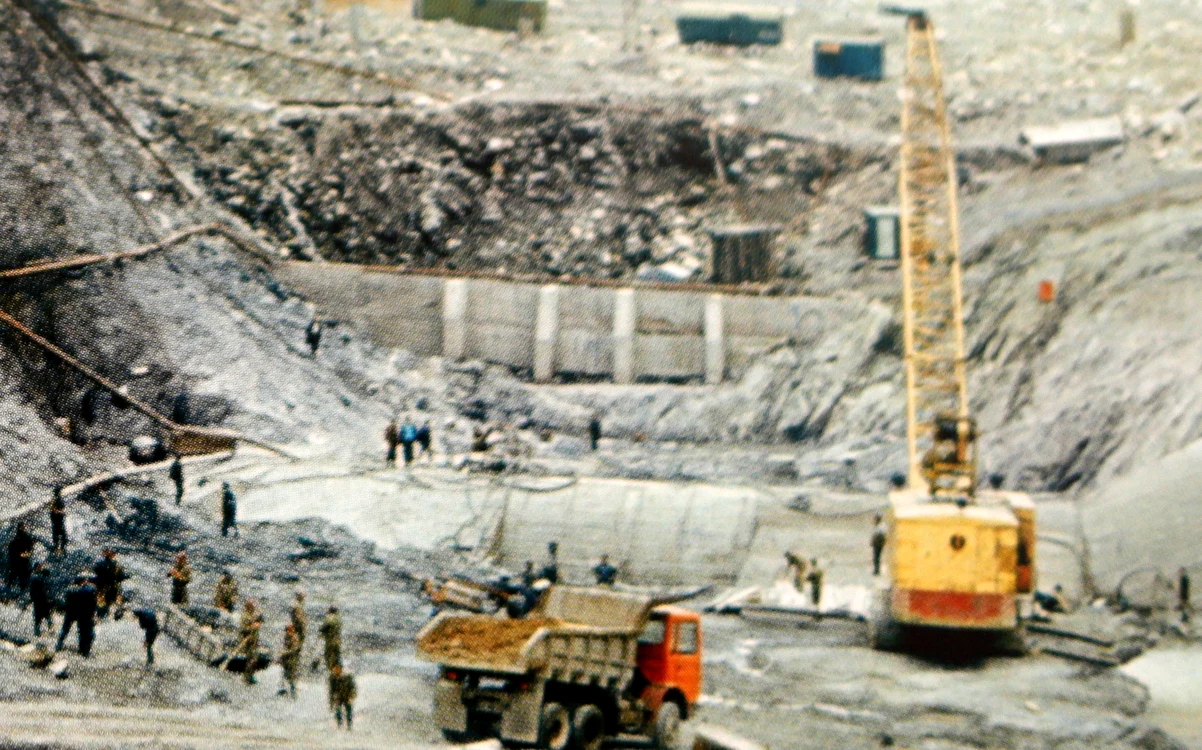 Imagini de la construcția barajului. Sursa: volumul Hidroconstrucția - Sucrusala Râu Mare - Retezat