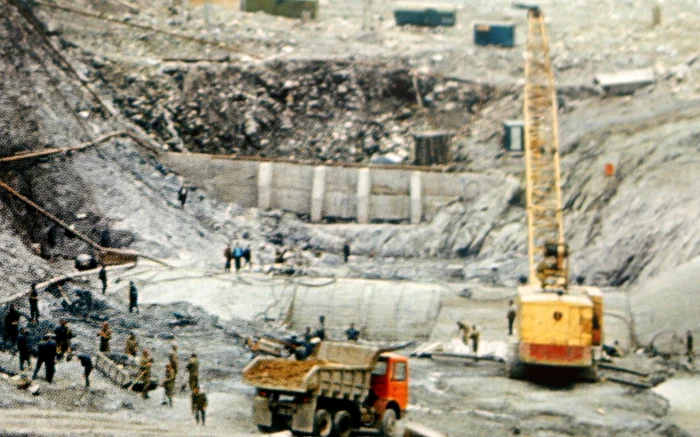Lucrări la construcția barajului. Foto: Hidroconstrucția.