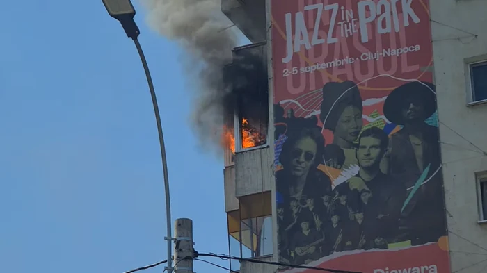 Un incendiu a izbucnit, joi, într-un balcon al unui apartament din Cluj-Napoca. Balconul era închis cu geamuri
termopan. FOTO Captură video