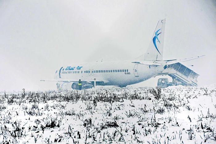 
    Din pricina poleiului, un avion Blue Air a alunecat de pe pistă la aterizarea pe aeroportul din ClujFoto: Mediafax  