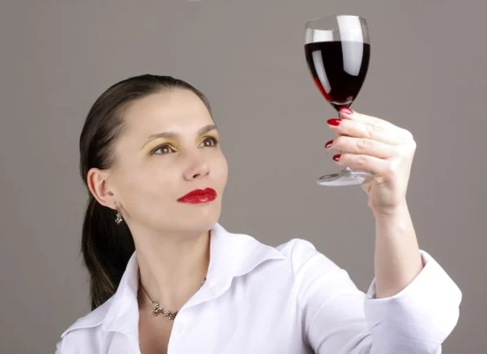 
    Vinul dilată pupilele şi dă o culoare roz în obraji  