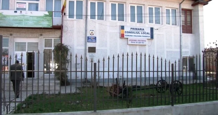 Consilier local în cadrul Consiliului Local al Comunei Vulcana-Pandele, din judeţul Dâmboviţa, Valeriu Rădulescu se află în stare de incompatibilitate începând cu data de 18 iunie 2008